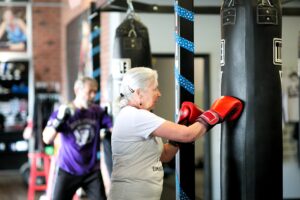 woman boxing at knoxville boxing class rock steady boxing a boxing class for people with parkinson's